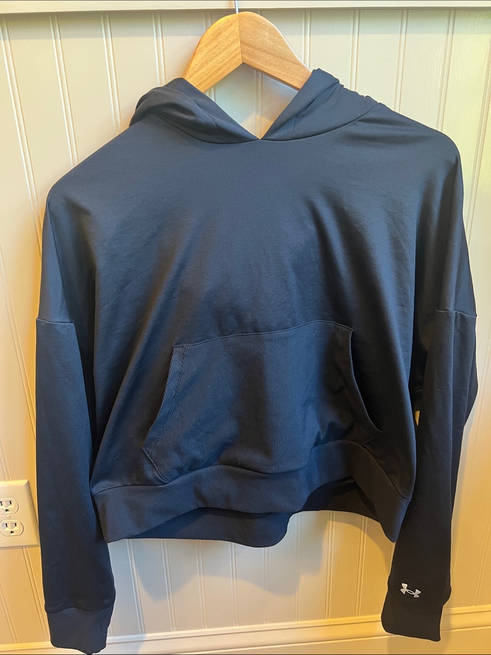 under armor womens cropped black sweatshirt